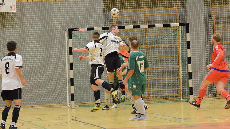 Szene aus dem Finalspiel des SV Garitz (in grün) gegen den FC Hammelburg (1:0). Foto: ssp