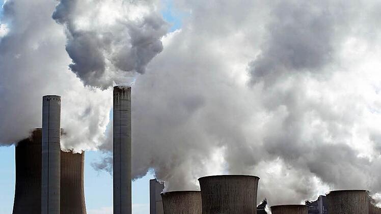 Kraftwerke, die mit fossilen Brennstoffe arbeiten, stoßen große Mengen des Treibhausgases Kohlendioxid (CO2) aus, das maßgeblich Ursache der Erderwärmung ist. Foto: Oliver Berg/dpa