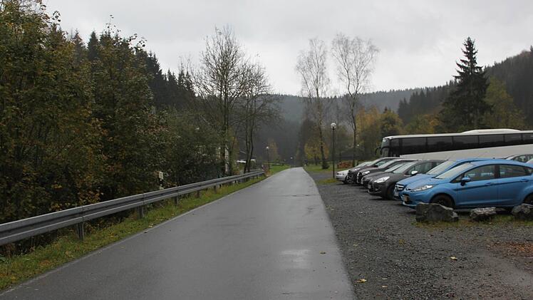 Die Staatsstraße 2201 bei Schauberg soll noch in diesem Jahr bis zur Landesgrenze ausgebaut werden. Geplant ist auf einem Teilstück auch ein Gehsteig. Foto: Veronika Schadeck/Archiv
