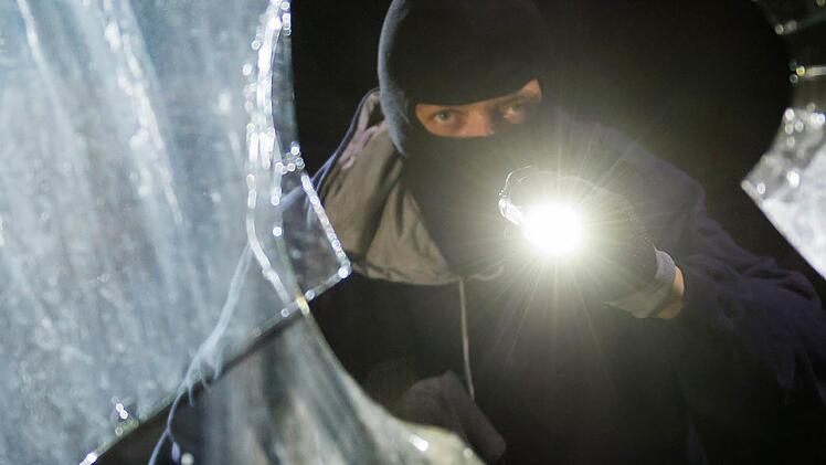 Einige hundert Euro Bargeld hat ein Einbrecher in Münnerstadt erbeutetet. Möglicherweise wurde er bei der Tat gestört, die Polizei bittet um Hinweise. Symbolbild: dpa