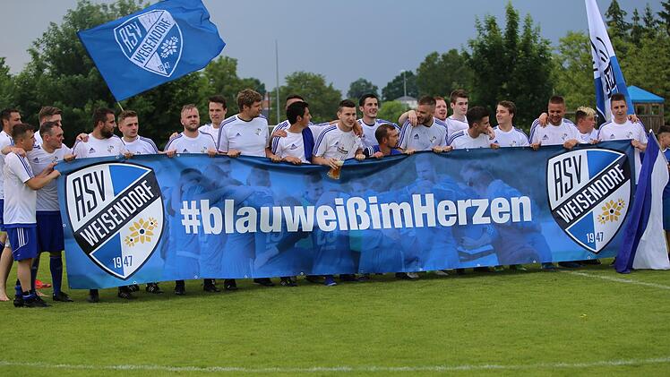 Ganz anders dagegen die Stimmung beim ASV Weisendorf: Der Sieg gegen Buckenhofen bedeutete die Meisterschaft und den Aufstieg in die Bezirksliga. In der Relegation misst sich Adelsdorf mit Weingarts.