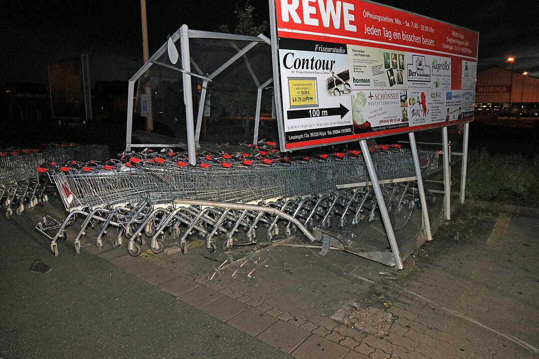 15-Jähriger rammt betrunken Einkaufswagenstand
