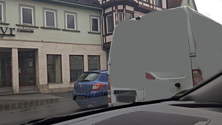 Zum Lotteriespiel geriet das Ausfahren aus der Fuchspassage durch den  abgestellten Handwerkerkleinbus, der das Sichtfeld total einschränkte. Foto: Helmut Will