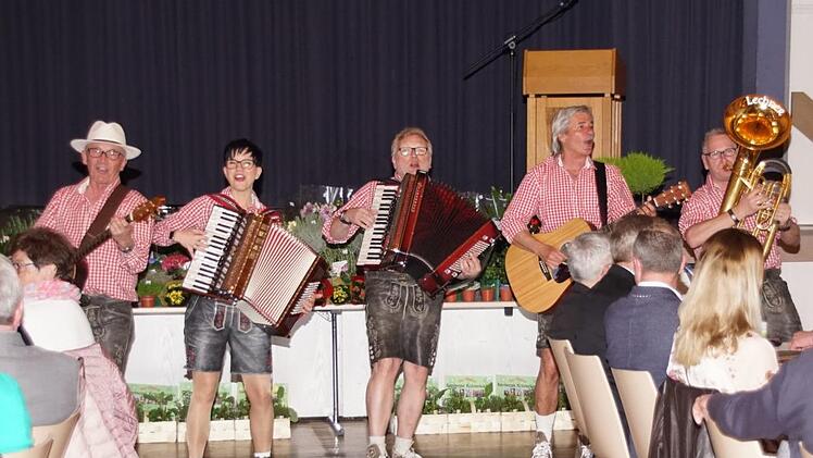 Für beste Stimmung beim Bunten Abend sorgten die "Albertos", die immer wieder zum Mitsingen aufforderten.