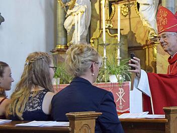 Erzbischof Ludwig Schick zeigte sein Smartphone den erstaunten Firmlingen. Foto: Andreas Welz