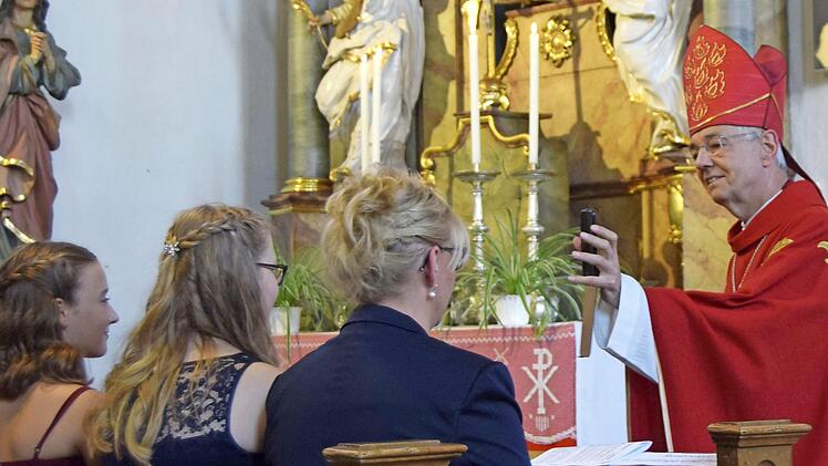 Erzbischof Ludwig Schick zeigte sein Smartphone den erstaunten Firmlingen. Foto: Andreas Welz