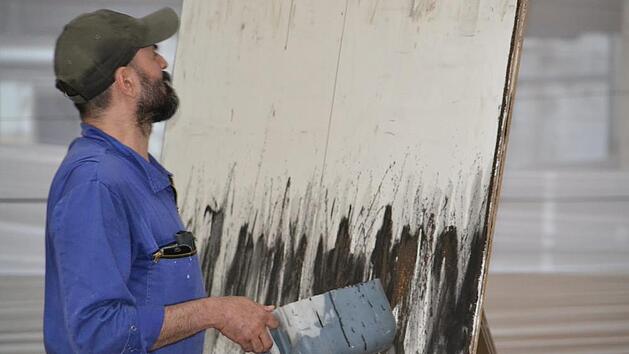 Beka Gigauri bemalte gro&szlig;e Fl&auml;chen.Uschi Prawitz