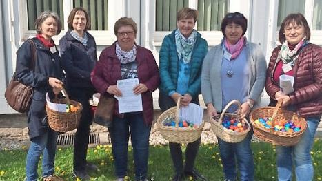 An der Ostereier-Aktion machten mit (von links) Helene Bieberich, Jutta Schneider, Kerstin Neder, Anita Hoffmann, Helene Greubel und Edeltraud H&auml;usler,  Foto: Andreas Lomb
