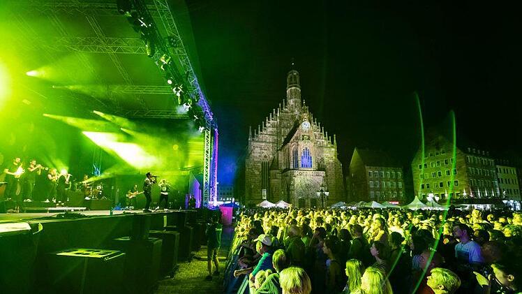 Bei freiem Eintritt können die Besucher des Bardentreffens in der Nürnberger Altstadt den Künstlern lauschen. Foto: Bardentreffen Nürnberg/Uwe Niklas