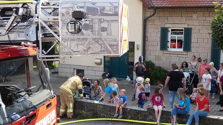 Besonders von der Drehleiter waren die Zuschauer begeistert. Foto: Christian Licha