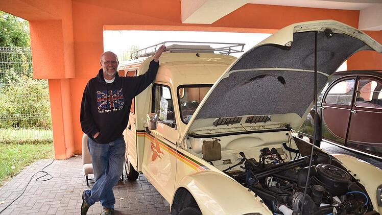 Guido Franke mit seinem Enten-Wohnmobil. Foto: Uschi Prawitz