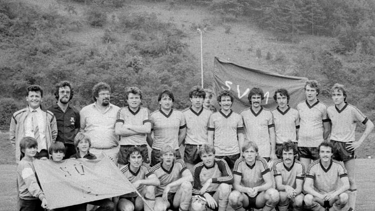 Die Stadtmeisterschaft feierte der SV Morlesau im Jahr 1984. Unser Bild zeigt (hinten, von links) Vorsitzenden Armin Bohn, 2. Vorsitzenden Edwin Hergenröther, Abteilungsleiter Helmut Schäfer, Gerhard Doschko, Manfred Haase, Franz Doschko, Gerhard Schmitt, Harald Schmitt, Edgar Franz, Thomas Köhler und Michael Huppert sowie (vorne, von links) drei treue Fans, Eckehard Lemke, Norbert Heuß, Stefan Düsel, Thomas Reuß, Werner Haas und Andreas Oftring. Foto: Archiv/Seufert