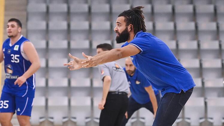 Valentino Lott kann mit dem BBC Coburg in seiner ersten Saison als Cheftrainer das Minimalziel, das Erreichen der Play-offs, bereits am Samstag klarmachen.