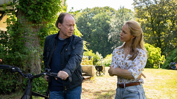 Aus Skepsis wird Annäherung: Jakob Stiller (Ulrich Noethen) und Laura Mai (Anneke Kim Sarnau) verstehen sich immer besser.