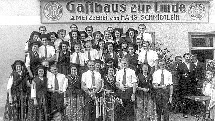 Die Effeltricher Kerwaburschen mit ihren M&auml;dchen beim Betzenaustanzen, vermutlich 1948 vor dem Gasthaus &bdquo;Zur Linde&ldquo;, das bis heute besteht. In der ersten Reihe ist das zweite Paar von rechts Maria Margareta Derfu&szlig; mit ihrem Tanzpartner Otto Heilma...
