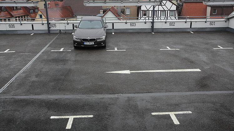 Entspannung auf dem Oberdeck. Fahrer und Testwagen genießen die Freude beim Parken.