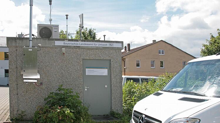 Fest installierte Messstation des Lufthygienischen Überwachungssystems Bayern.