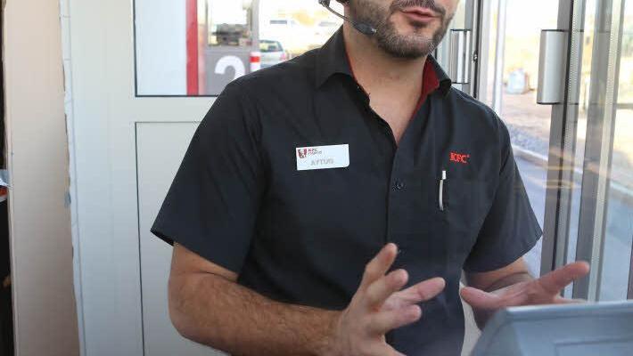 Ketchup oder doch lieber Mayo? Aytug Okcün bleibt immer freundlich.