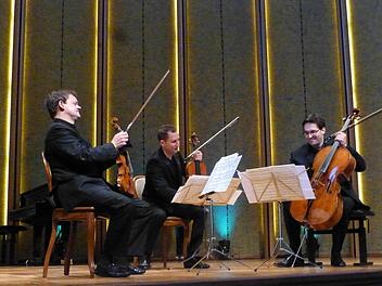 Die entspannte Trinität: das Trio Zimmermann mit Frank Peter Zimmermann, Antoine Tamestit und Christian Poltéra. Foto: Ahnert