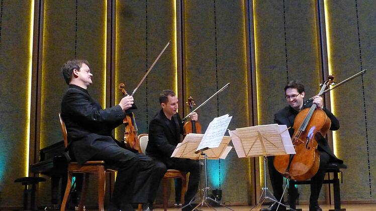 Die entspannte Trinität: das Trio Zimmermann mit Frank Peter Zimmermann, Antoine Tamestit und Christian Poltéra. Foto: Ahnert