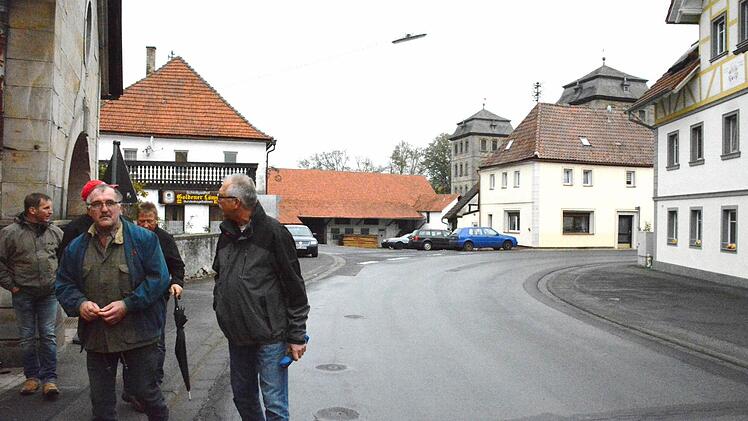 Der Bereich im Hintergrund soll im Zentrum der dorferneuerung stehen. Er ist ein Paradebeispiel dafür, wie viele Leerstände in Burgpreppach vorhanden sind. Foto: Schmidt