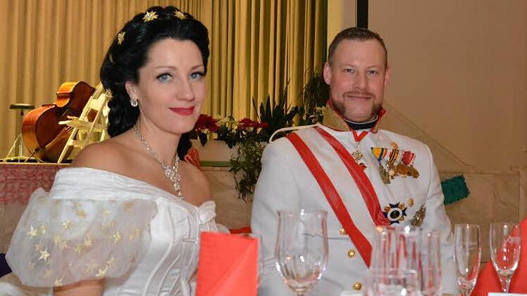 Elisabeth, Kaiserin von Österreich, besser bekannt als Sisi (Bianca Martin) und ihr Gatte, Franz Jospeh I. von Österreich (Michael Martin). Foto: Björn Hein
