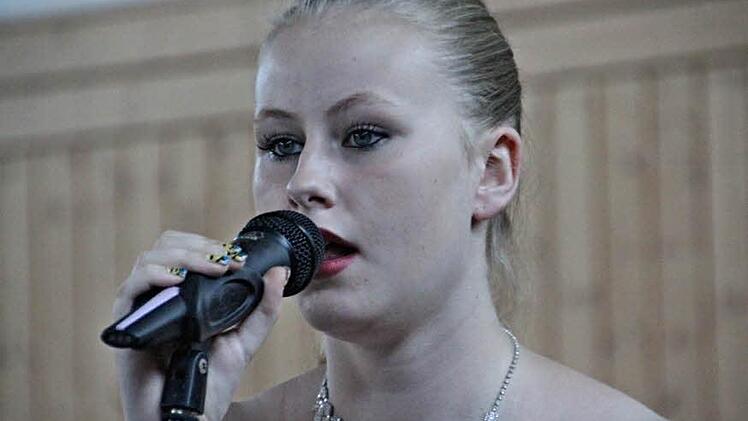 Zwei der Realschülerinnen am Mikrofon