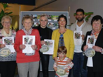 Engagieren sich mit Blumen- und Fassadenschmuck für eine attraktive Stadt (von links): Inge Burger, Anna Brust, Gaby Hamelmann, Sandra Müller mit Sohn Leonhard, Jaspreet Singh Nagna, Hermine Reim. Die Preisträger erhielten Gutscheine der Mitgliedsbetriebe. Foto: Stephanie Elm