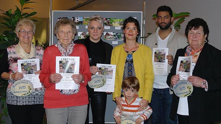Engagieren sich mit Blumen- und Fassadenschmuck für eine attraktive Stadt (von links): Inge Burger, Anna Brust, Gaby Hamelmann, Sandra Müller mit Sohn Leonhard, Jaspreet Singh Nagna, Hermine Reim. Die Preisträger erhielten Gutscheine der Mitgliedsbetriebe. Foto: Stephanie Elm