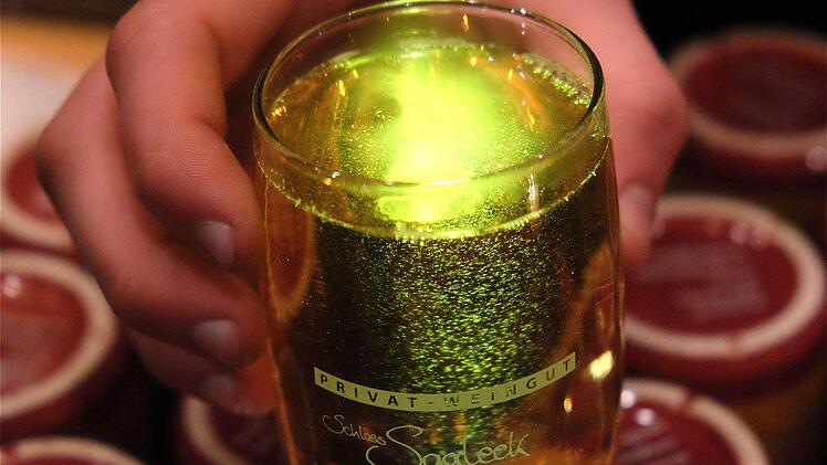 Kein Weihnachtsmarkt ohne Glühwein zum Aufwärmen. Foto: Gerd Schaar
