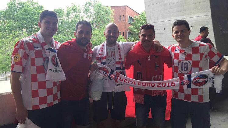 Gemeinsam mit drei kroatischen Fans feierten Sinan Bulat und Serkan Kan (Zweiter von rechts).