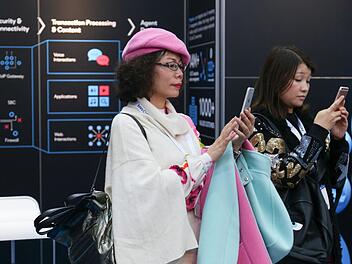 Das Smartphone ist nicht nur wie hier auf der IT-Messe Cebit allgegenwärtig. Es ist Teil unseres vernetzten Altags. Foto: Friso Gentsch,dpa