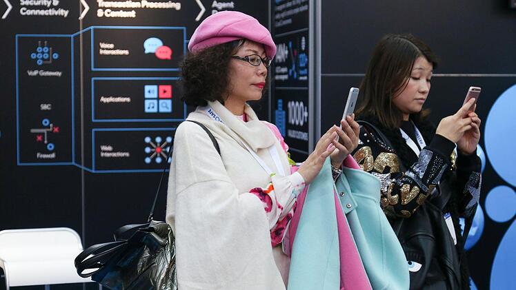 Das Smartphone ist nicht nur wie hier auf der IT-Messe Cebit allgegenwärtig. Es ist Teil unseres vernetzten Altags. Foto: Friso Gentsch,dpa
