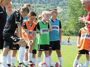 Als Klaus Fischer (rechts) im vergangenen Jahr in Hammelburg den Fußball erklärte, hörten die Kinder ganz genau zu.Pia Schmitt