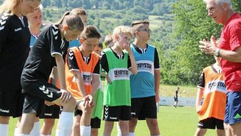 Als Klaus Fischer (rechts) im vergangenen Jahr in Hammelburg den Fußball erklärte, hörten die Kinder ganz genau zu.Pia Schmitt