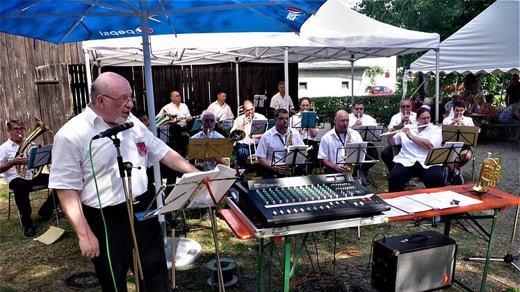 Für eine prächtige Unterhaltung sorgten die Flößermusikanten des TV Unterrodach unter der Leitung von Walter Wich-Herrlein. Mittlerweile bereicherten sie die Flößerkirchweih bereits zum 25. Male.  Gerd Fleischmann