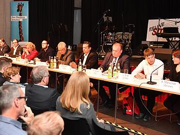 Die Kandidaten während der Diskussion, von links: Michael Meister (AfD), Christian Enz (FW), Alexandra Hiersemann (SPD), Christian Bauriedel und Andreas Dorsch (FT-Redakteure),   Boulent Ekrem (FDP), Walter Nussel (CSU), Lukas Eitel (Die Linke), Astrid Marschall (Die Grünen).Foto: Ronald Rinklef