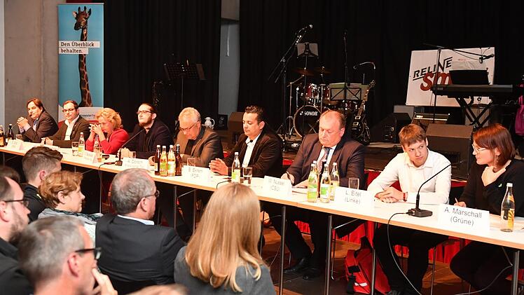 Die Kandidaten während der Diskussion, von links: Michael Meister (AfD), Christian Enz (FW), Alexandra Hiersemann (SPD), Christian Bauriedel und Andreas Dorsch (FT-Redakteure),   Boulent Ekrem (FDP), Walter Nussel (CSU), Lukas Eitel (Die Linke), Astrid Marschall (Die Grünen).Foto: Ronald Rinklef