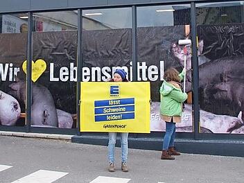 Die Greenpeace-Gruppe Bamberg demonstriert bei Edeka Birger im Laubanger gegen Tierleid und Billigfleisch. Foto: Joseph Beck