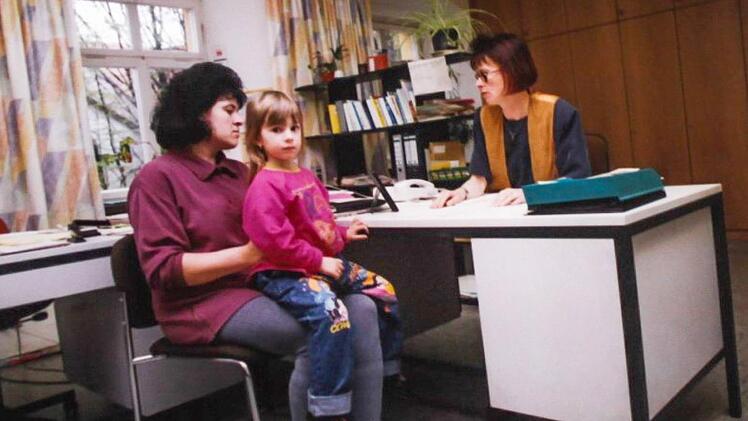 Lisa Hoffmann (r,) bei der ersten Beratung in der Awo