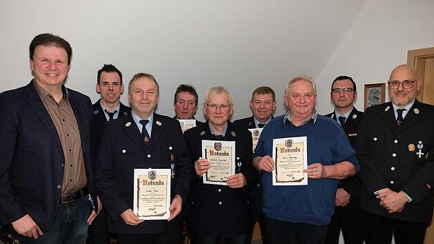 Unser Ehrungsfoto zeigt den zweiten B&uuml;rgermeister Roland Br&ouml;nner, den neuen Ehrenvorsitzenden Lothar Haas, Reinhold Kn&uuml;ttel, Kurt Henning, Kommandant Florian Hluchy sowie (hinten, von links) Vorsitzenden Christian Winter, Holger Zeller, Philipp Schwender und Kreisbrandmeister Torsten B&uuml;chner. Gerd Schaar