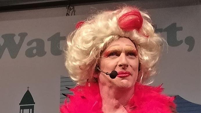 Zweiter Heimatverein-Vorsitzender Andreas Freibott spottete als Hamburgs Travestie-Star Olivia Jones über Steinach & Co.