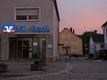 Landkreis Ansbach: Unbekannte sprengen Geldautomaten in Aurach