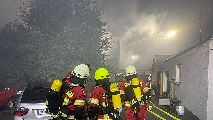 Helmbrechts: Gro&szlig;brand in Geb&auml;udekomplex - &uuml;ber 100 Feuerwehrleute im Einsatz