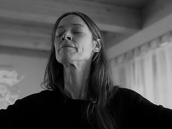 Holle (Jenny Schily) ist eine spirituelle Heilerin. Von ihrer Familie wird sie jedoch nicht gesehen. "Im Haus meiner Eltern", erzählt die Geschichte einer Frau, die in ihrem Umfeld kaum ernst genommen wird.