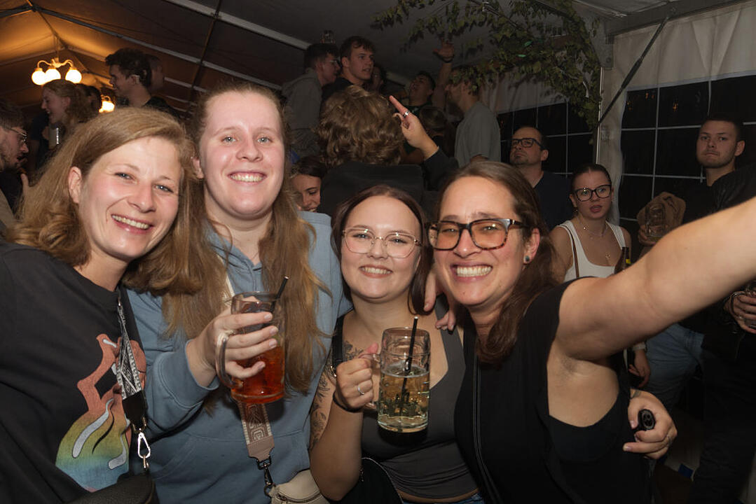 Freitag: Bieranstich & Partyband