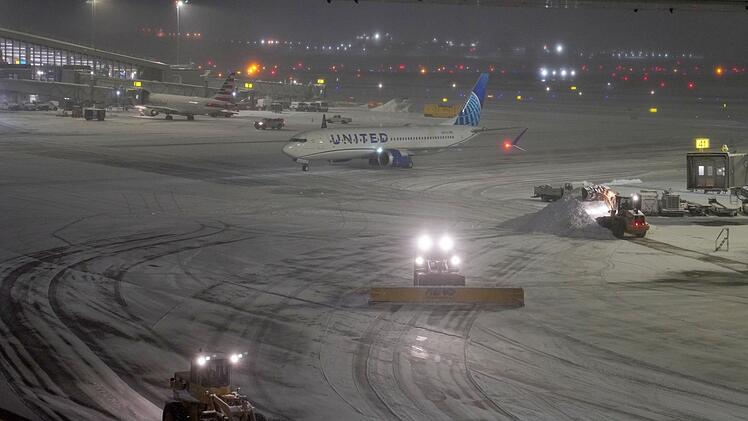 Wintersturm im Nordosten der USA - Flughafen New York