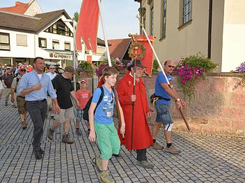 Seit vielen Jahren besuchen die Würzburger Wallfahrer in Burkardroth, um hier zu übernachten. Fotos: Björn Hein