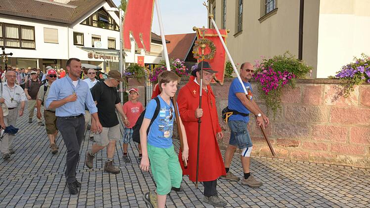Seit vielen Jahren besuchen die Würzburger Wallfahrer in Burkardroth, um hier zu übernachten. Fotos: Björn Hein