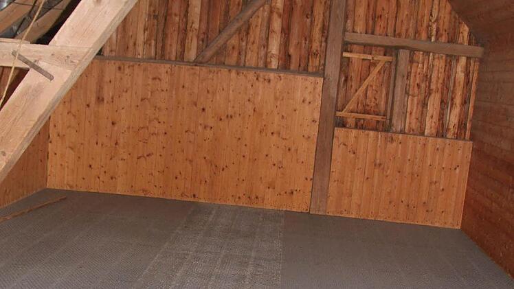 4 Das Saatgut wird über den Siebboden gesäubert. Foto: Sonja Adam